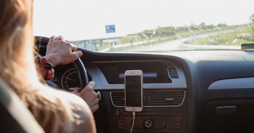 Driver using apps to navigate travel